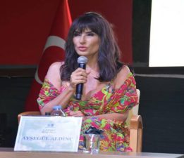 Ayşegül Aldinç “Asansöre Binerken Bile Poz Veriyorlar”