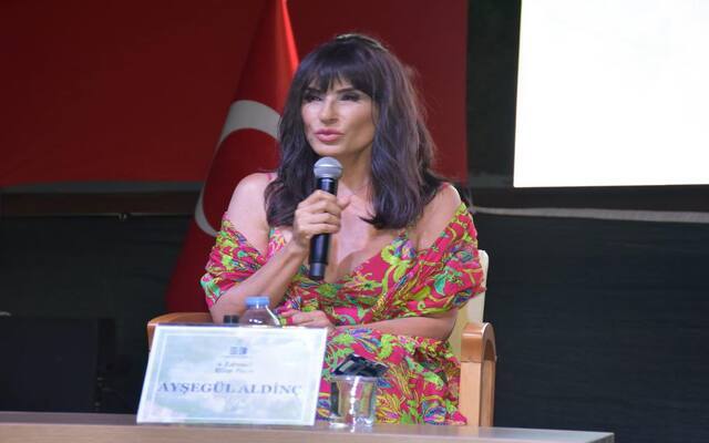 Ayşegül Aldinç “Asansöre Binerken Bile Poz Veriyorlar”