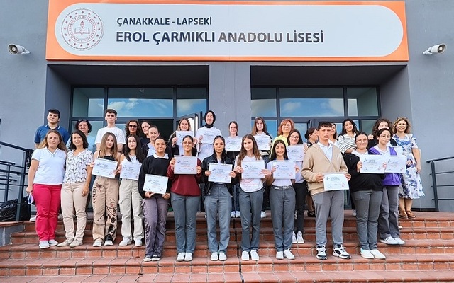 Lapseki Erol Çarmıklı Anadolu Lisesine Ulusal Kalite Ödülü